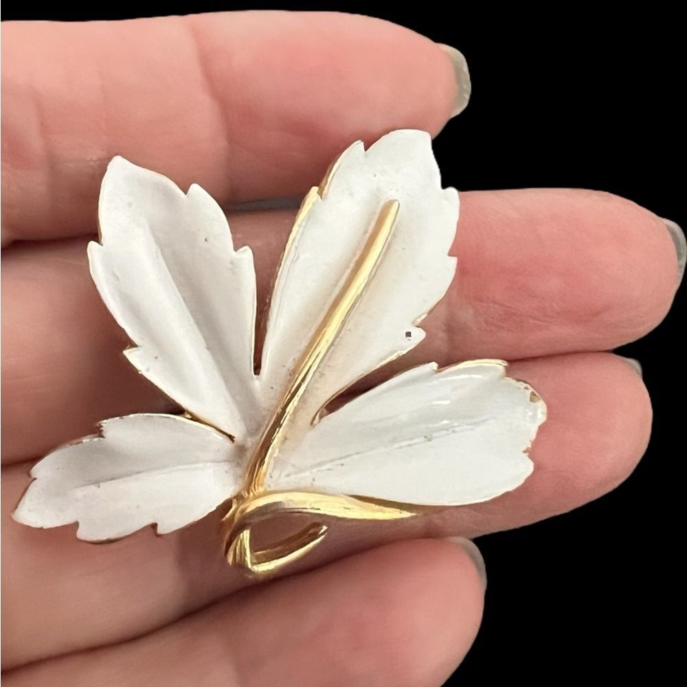Vintage white enamel flower brooch gold tone
